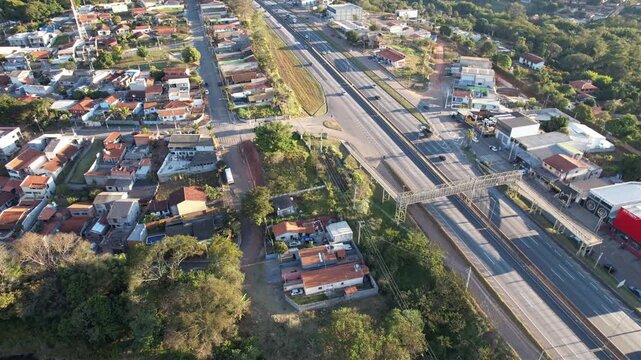 Uma paisagem da rodovia Fern&atilde;o Dias, na cidade de Atibaia, interior do estado de S&atilde;o Paulo, Brasil.