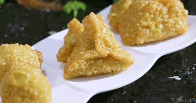 Local traditional delicacy: fried yellow cake from Weixian County