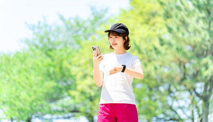 スマートフォンとスマートウォッチを確認する女性のライフスタイルイメージ, Woman Checking Smartphone and Smartwatch Lifestyle Concept © Trickster*