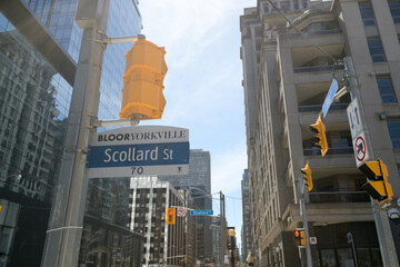 Fototapeta premium looking south on Bay St from Scollard St, Toronto