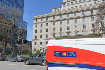 Obraz premium Canada Post delivery vehicle near The Manufacturers Life Insurance Company, 200 Bloor St E, Toronto