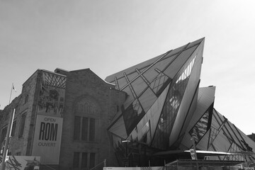 Naklejka premium black and white view of Michael Lee-Chin Crystal designed by Daniel Libeskind at the Royal Ontario Museum, Bloor St W, Toronto