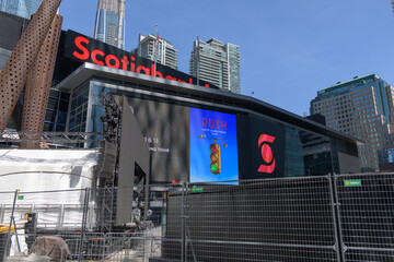 Naklejka premium Maple Leaf Square / Jurassic Park - Scotiabank Arena LED sign (featuring concert promotion for RUSH), Toronto