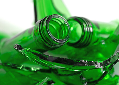 Gr&uuml;ne Glasscherben vor wei&szlig;em Hintergrund