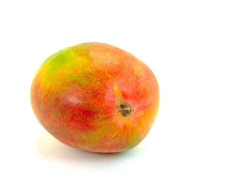 Reife Mango vor wei&szlig;em Hintergrund