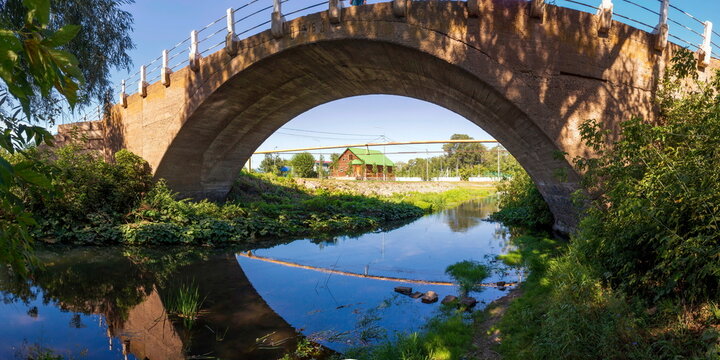 The Petrovsky Bridge in the village of the same name is one of the oldest operating bridges in the Orenburg region.