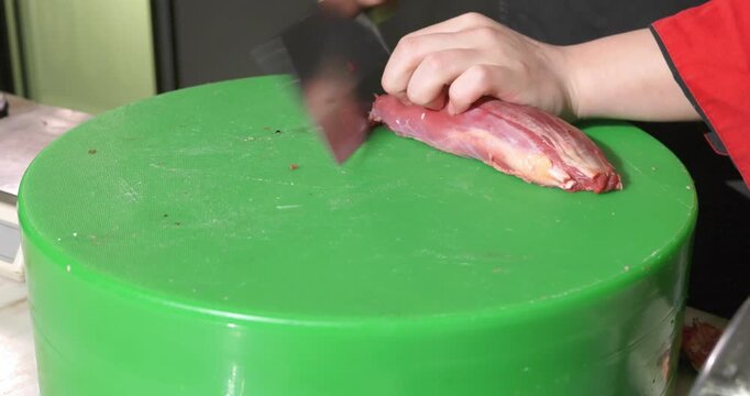 The process of making freshly sliced ​​raw beef for Chinese hot pot