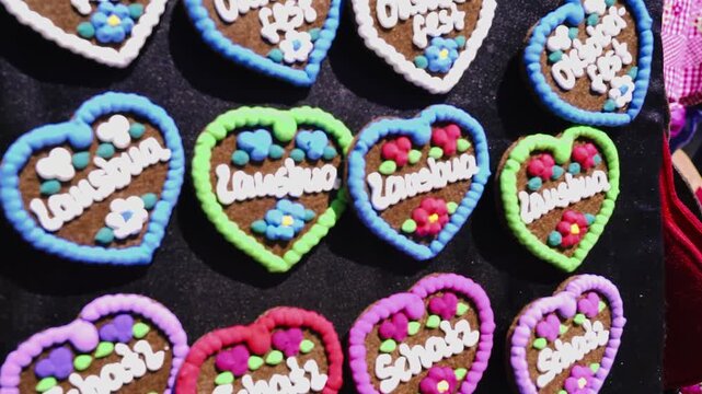 Bunte Herz Anstecker mit bayerischen Spr&uuml;chen auf Oktoberfest Marktstand