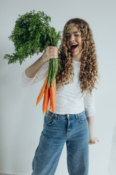 Beautiful young girl with vegetables 