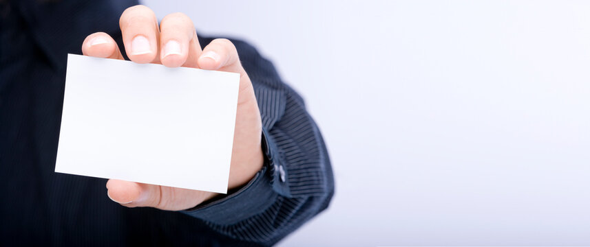 Notiz in der Hand eines Gesch&auml;ftsmannes