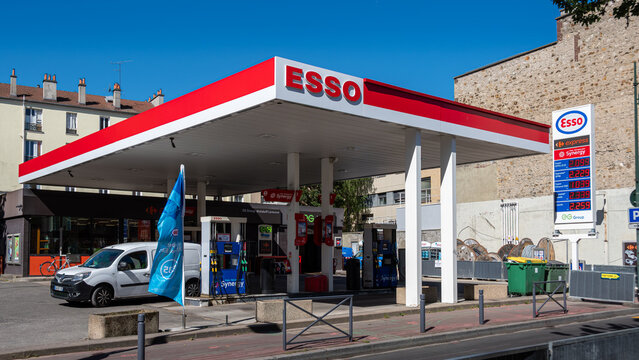 Malakoff, France - 30 avril 2026: Vue ext&eacute;rieure d'une station-service Esso. Esso est une marque associ&eacute;e &agrave; la compagnie p&eacute;troli&egrave;re am&eacute;ricaine ExxonMobil, puis vendue au Canadien North Atlantic