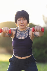 Obraz premium Person exercising outdoors lifting weights for fitness