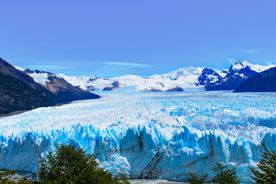 Impresionante vista panor&aacute;mica del campo de hielo del glaciar Perito Moreno bajo un cielo azul despejado.