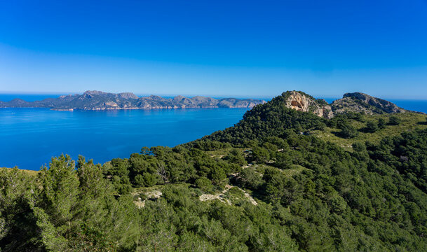 Alcudia, Mallorca, Spanien: Wanderung zum Gipfel Talaia d'Alc&uacute;dia im Norden der Insel - Panorama, Weitwinkel, Ausblick aufs Meer und die traumhafte K&uuml;ste