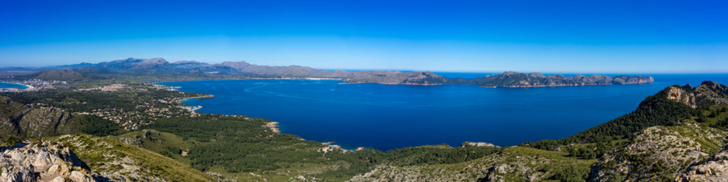Alcudia, Mallorca, Spanien: Wanderung zum Gipfel Talaia d'Alc&uacute;dia im Norden der Insel - Panorama, Weitwinkel, Ausblick aufs Meer und die traumhafte K&uuml;ste