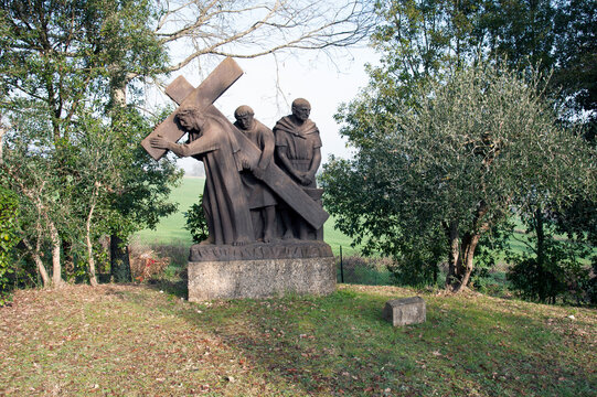 Statue of the fourteen Stations of the Cross. Path for the procession to commemorate Jesus' Passion in the Santuario dell'Amore Misericordioso (Shrine of Merciful Love). Collevalenza, Italy.