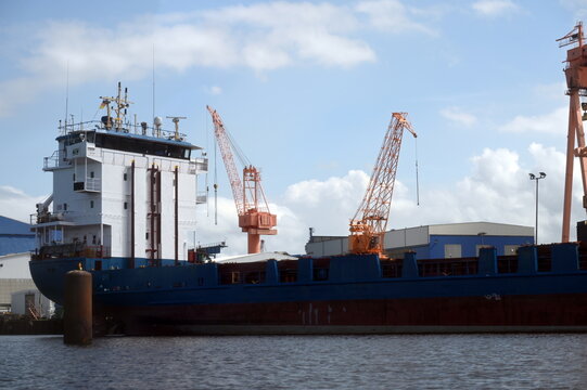 Schiff im Hafen von Emden