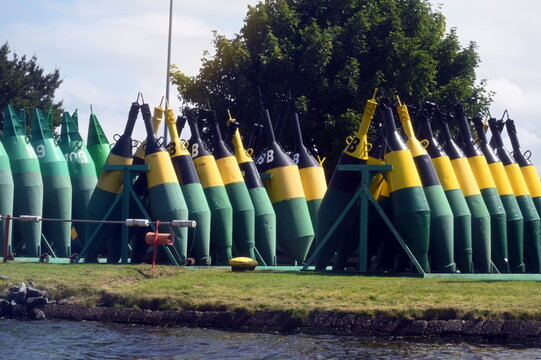 Tonnen im Hafen von Emden