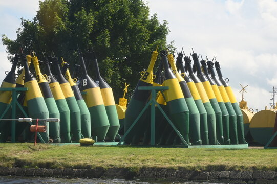 Tonnen im Hafen von Emden