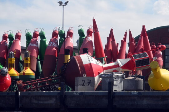 Tonnen im Hafen von Emden