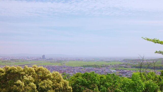 朝日山公園展望台から見渡す筑紫平野とうろこ雲広がる春の空（佐賀県鳥栖市）