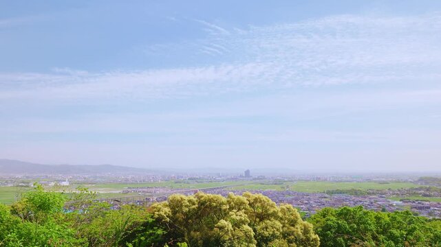 朝日山公園展望台から見渡す筑紫平野とうろこ雲広がる春の空（佐賀県鳥栖市）