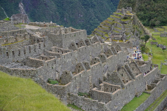 Vista detallada de las terrazas agr&iacute;colas y estructuras de piedra en Machu Picchu