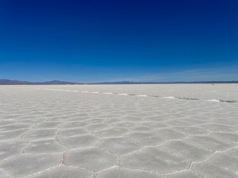 Valle de sal. Paisaje blanco. Salinas Grandes en Jujuy, Argentina. 
