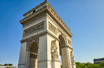 Fototapeta premium Arc de Triomphe in Paris Under Clear Blue Sky