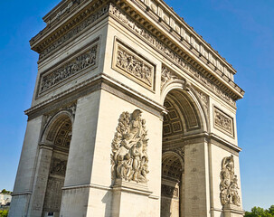 Fototapeta premium Arc de Triomphe in Paris Under Clear Blue Sky