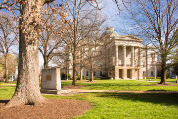 Obraz premium The state capital building in Raleigh, North Carolina, bathed in late afternoon sun