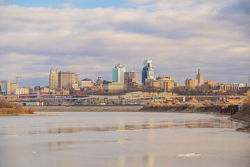 Obraz premium The skyline of Saint Paul rises above the Mississippi River.
