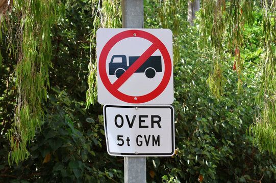 No heavy vehicles road sign prohibiting trucks over 5 tonnes GVM from entering