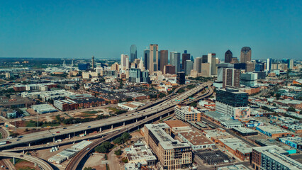 Obraz premium Aerial view of downtown Dallas skyline and freeway interchange