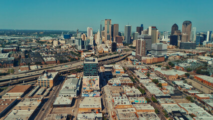 Obraz premium Aerial view of Dallas skyline with freeway and city blocks