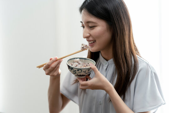 雑穀米を食べる若い日本人女性