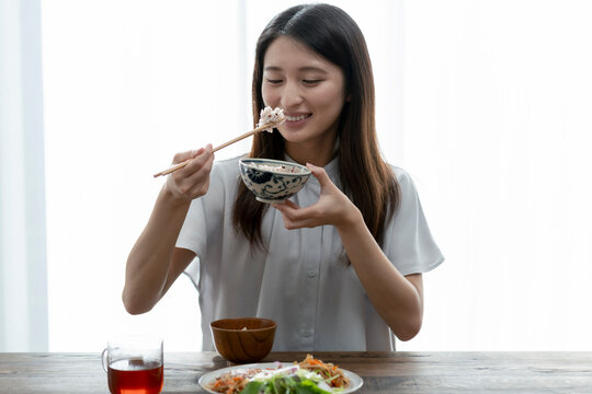 和食を食べる若い日本人女性