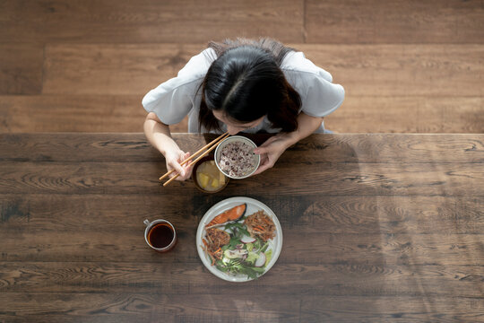 和食を食べる若い日本人女性