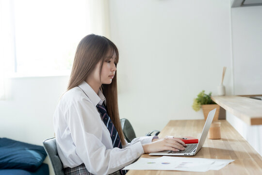 オンライン学習をする日本人女子高生