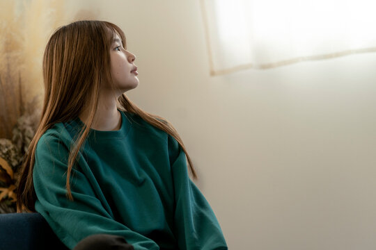 若い日本人女性の横顔