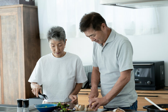 料理をする日本人シニア夫婦