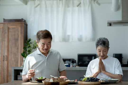食事をする日本人シニア夫婦
