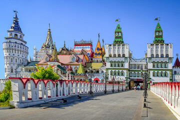 Fototapeta premium Decorative bridge and passage to the entrance gates of the Izmailovo Kremlin, Moscow city in Russia