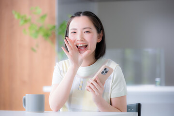 口コミや紹介で応援するポーズの主婦のようなエプロンを着た女性　時短や節約などの消費者、前向き、ポジティブになポーズのイメージ © kapinon