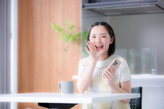 口コミや紹介で応援するポーズの主婦のようなエプロンを着た女性　時短や節約などの消費者、前向き、ポジティブになポーズのイメージ