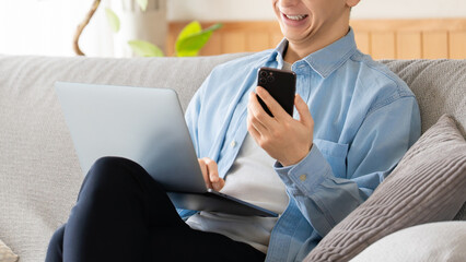 パソコンとスマートフォンを使う男性のビジネスイメージ, Man Using Laptop and Smartphone Business Concept © Trickster*