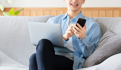 パソコンとスマートフォンを使う男性のビジネスイメージ, Man Using Laptop and Smartphone Business Concept © Trickster*
