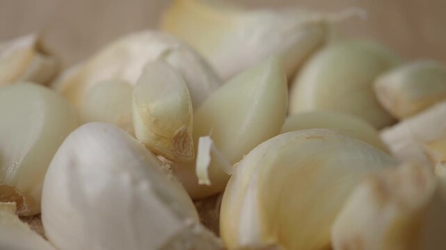 How to prepare fresh garlic for cooking