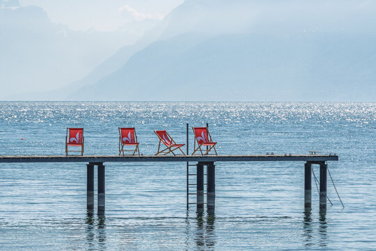 Chaise longue rouge avec blason de Saint-Prex au bord du lac L&eacute;man, Suisse
