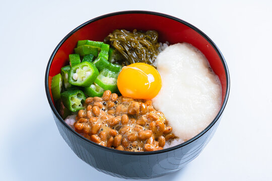 ネバネバ丼 納豆とオクラととろろとめかぶと卵黄のご飯 白背景